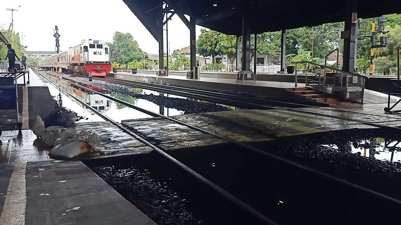 Banjir Rendam Jalur Rel Pekalongan, Sejumlah Kereta Dialihkan dan Dibatalkan