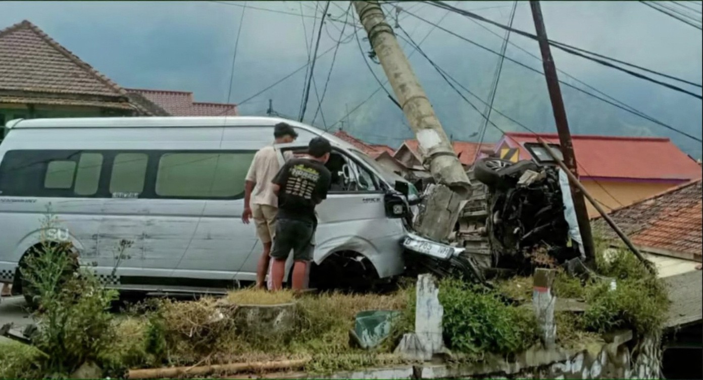 Mobil Angkut Wisatawan Singapura Rem Blong di Jalur Bromo, Tabrak Tiga Kendaraan