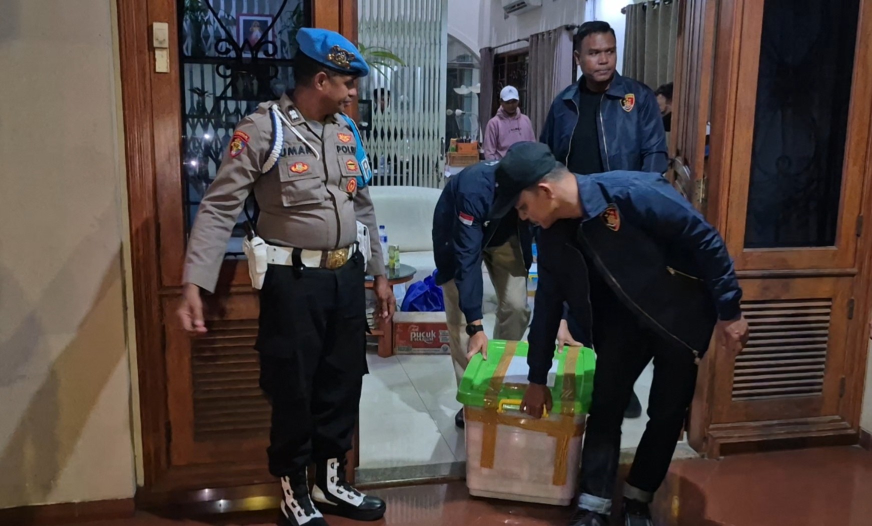 Bareskrim Sita Emas Batangan Kiloan Saat Geledah Dugaan TPPU Emas Ilegal di Surabaya