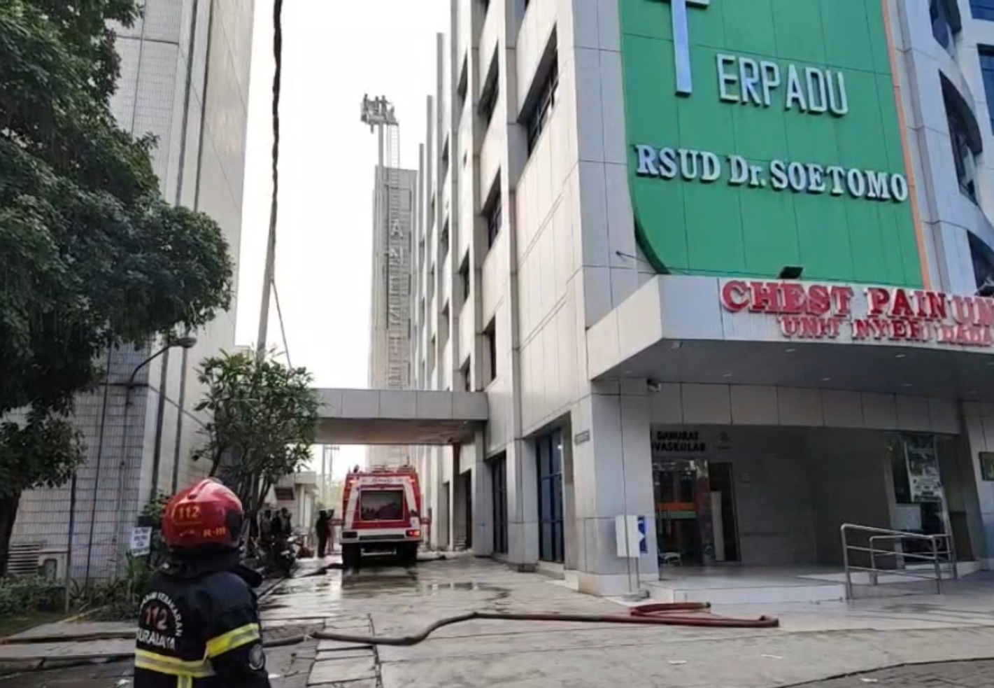 Gedung Pusat Jantung RSUD dr Soetomo Surabaya Terbakar, Asap Pekat Muncul dari Lantai 5