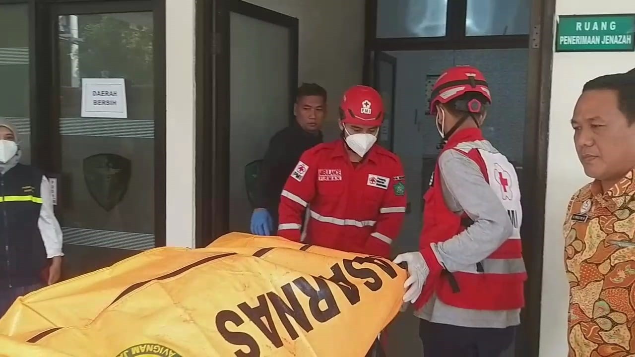 2 Jenazah Tiba di Pos Mortem RS Bhayangkara Polda Jatim 