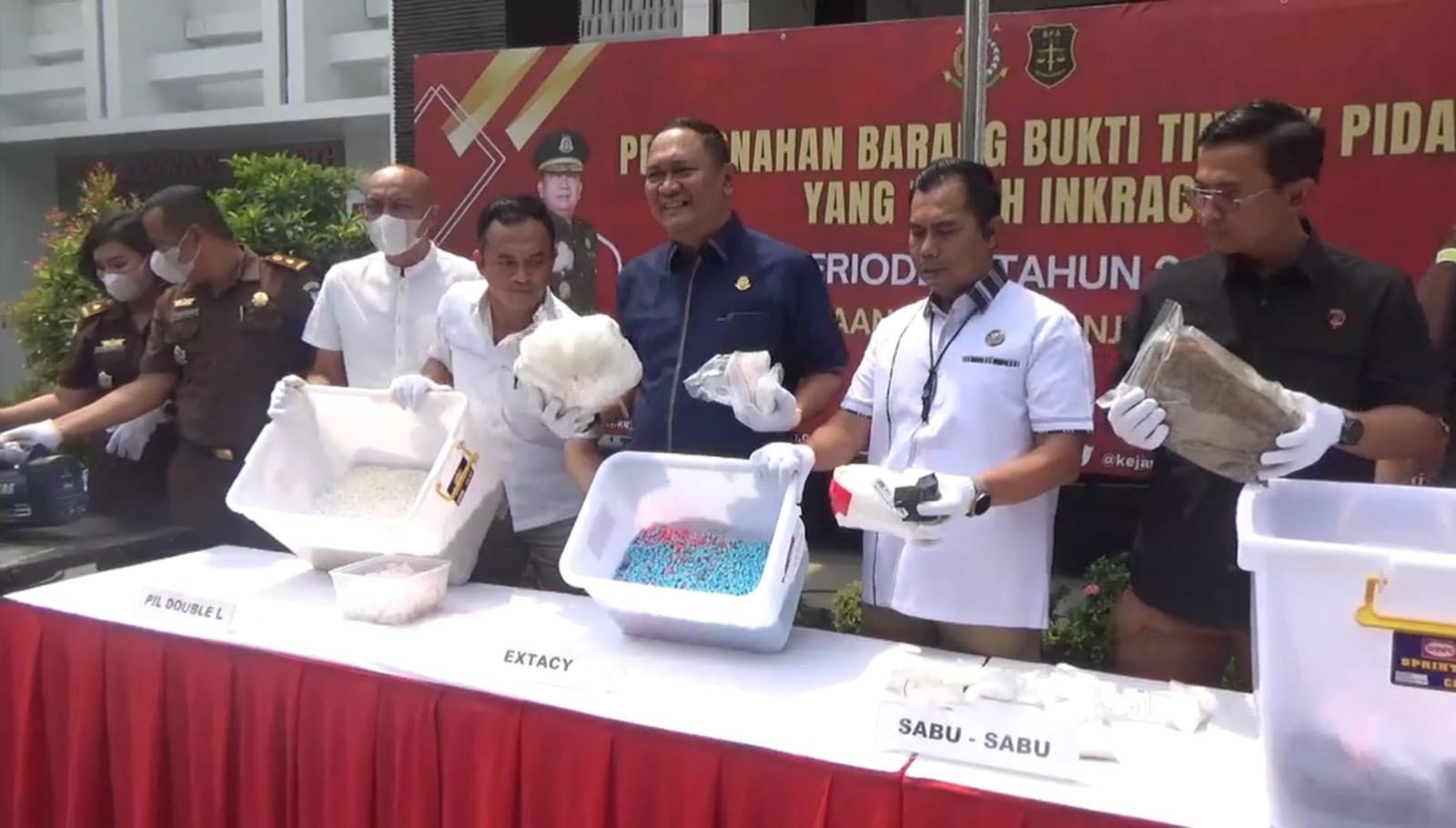 Kejari Tanjung Perak Musnahkan Ribuan Barang Bukti Narkoba dan Senjata Tajam
