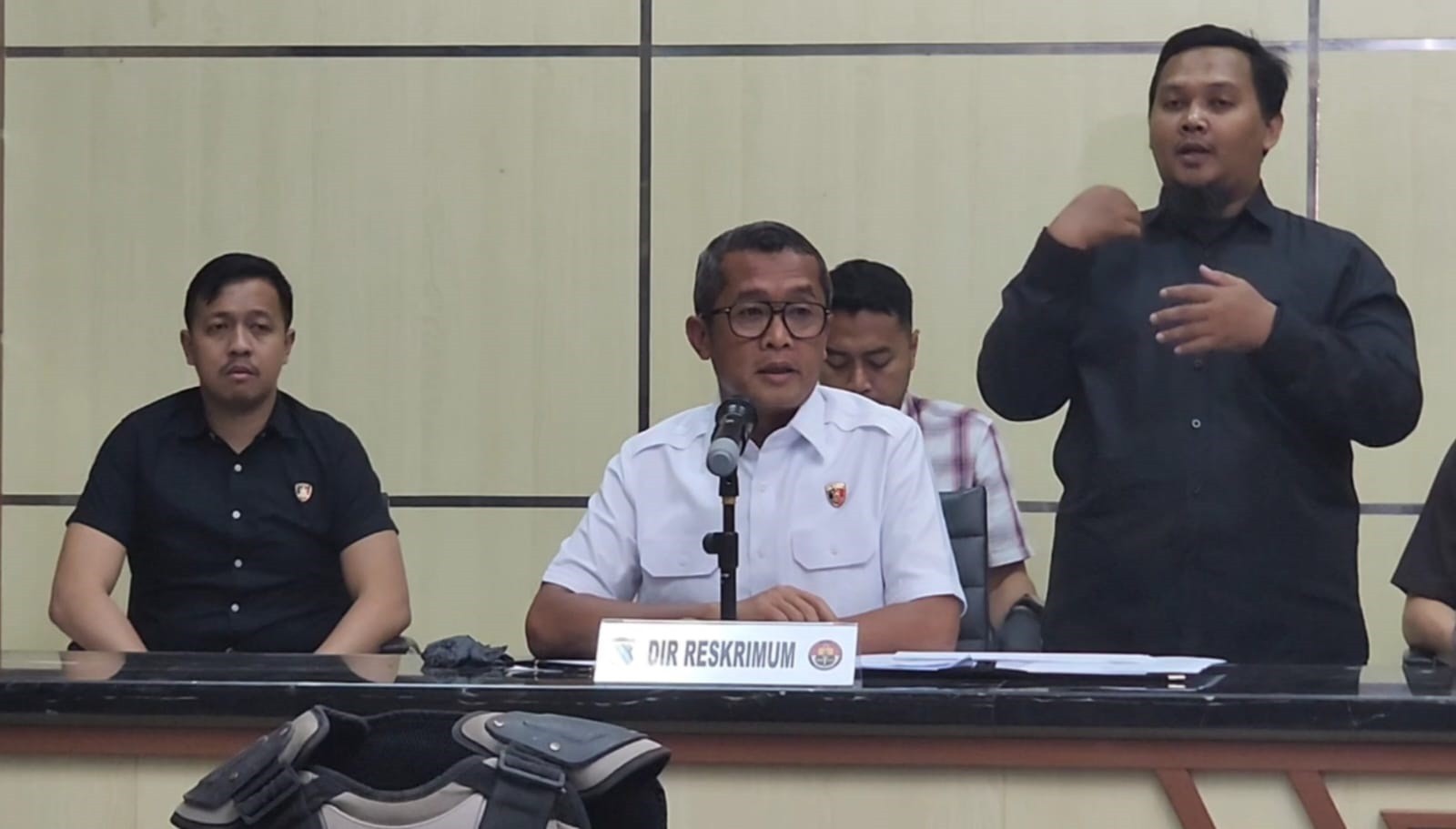 Direktorat Reserse Kriminal Umum Polda Jawa Timur Kembalikan 39 buku yang disita dari Pelaku Kerusuh
