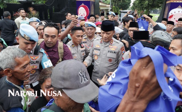Kapolda Jatim Turun ke Jalan, Bagikan 600 Takjil untuk Pengendara di Surabaya