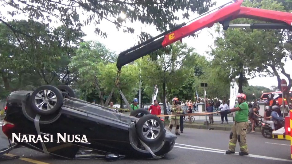 Mobil SUV Terpental dan Terbalik Saat Keluar Tol Waru, Diduga Melaju Kencang dan Hilang Kendali