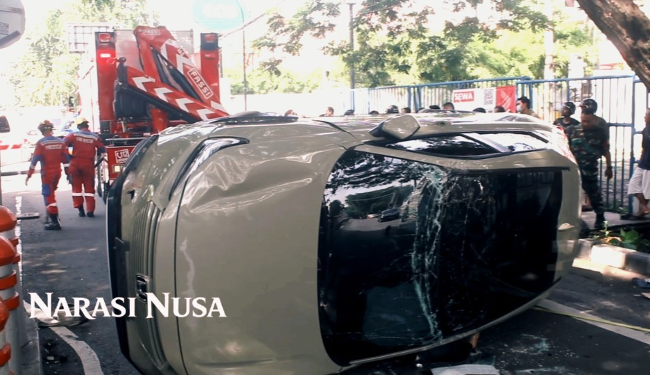 Mobil SUV Terguling Timpa Pengendara Motor di Surabaya, Diduga Sopir Mengantuk