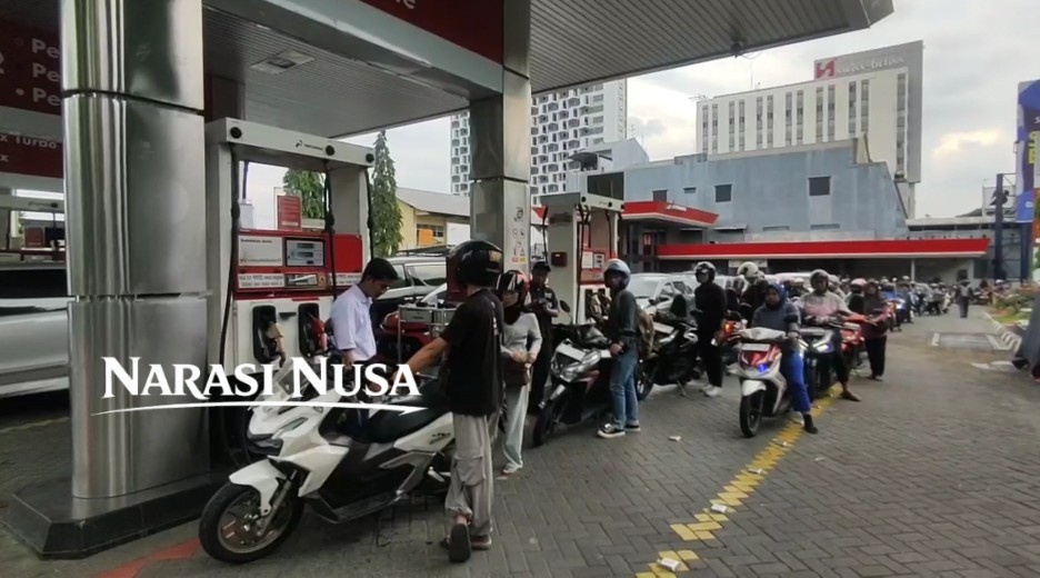 Isu Kenaikan BBM Picu Antrean Panjang di SPBU DiSurabaya