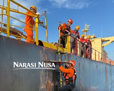 Evakuasi Dramatis ABK Myanmar Sakit di Perairan Karang Jamuang, Tim Basarnas Surabaya Bergerak Cepat