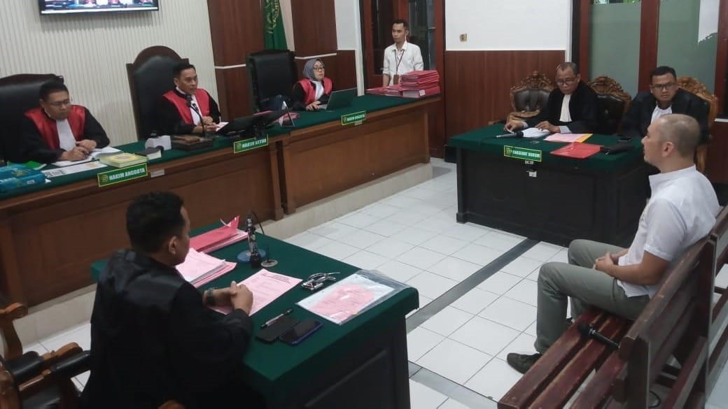 Terdakwa Royce Muljanto saat mendengaran dakwaan JPU